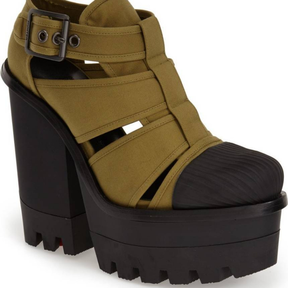 Hunter Canvas 5" Heel Platform Sandal Like New